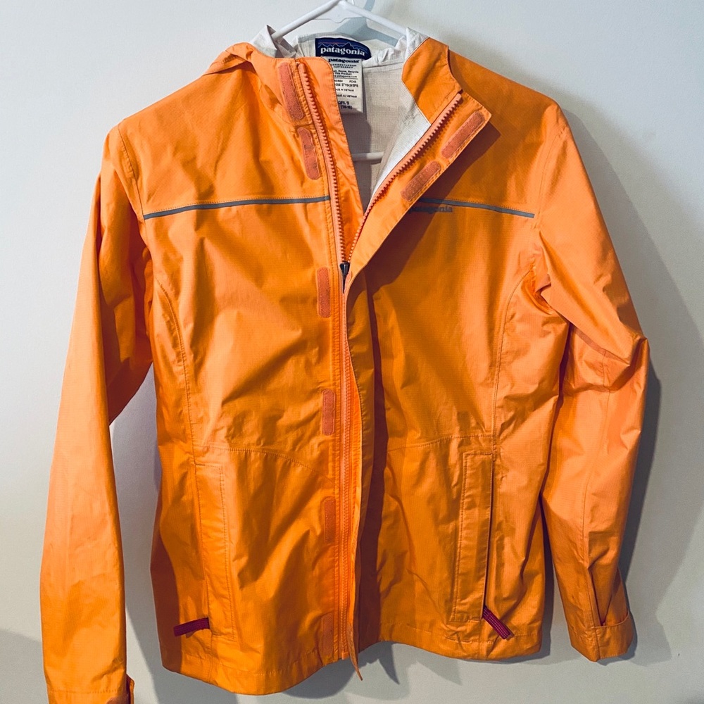 COPY - Patagonia rain jacket XS (size XL youth)